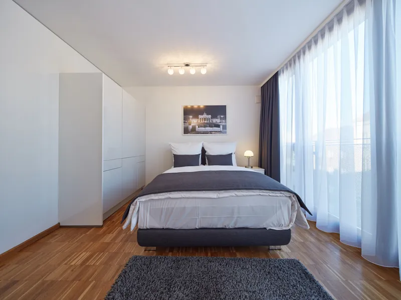 Exklusives vollständig möbliertes 1 Zimmer Apartment mit Blick in einen ruhigen Innenhof — photo 1